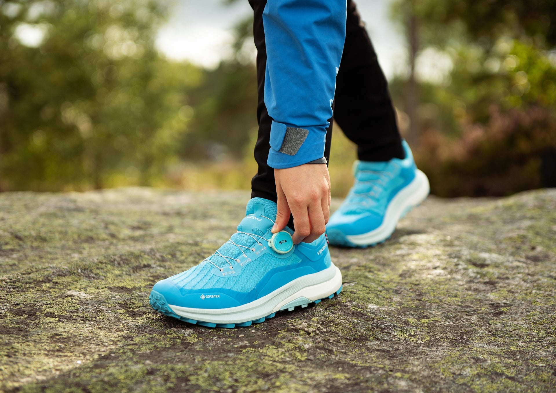 WOMEN HIKING